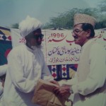 بوستان احمد خان مرحوم کو آدھی سرگل پر ملک فیروز صاحب  بوڑانہ ویلفیر سوساءٹی کی تقریب میں خوش آمدید کہتے ہوءے۔ سال 1996
